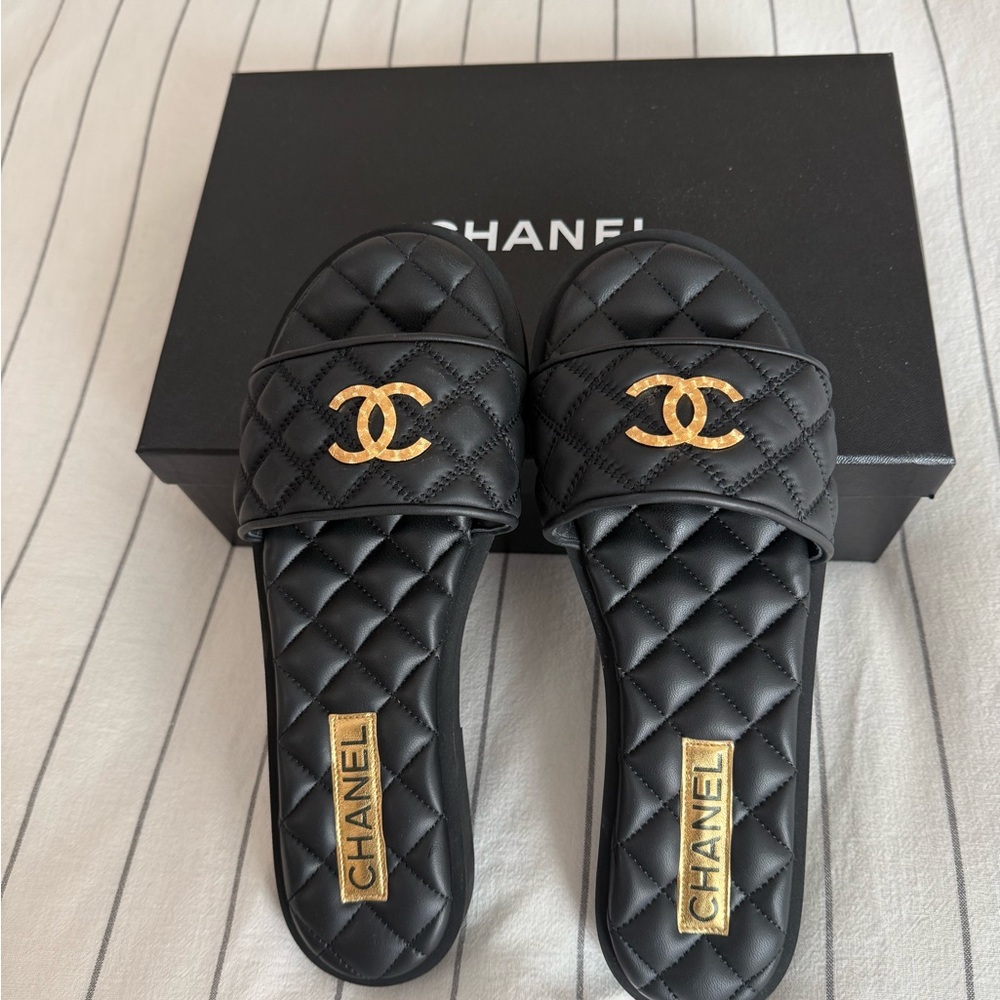 CHANEL Black Quilted Leather Slide Sandals with Gold hammered CC SZ 40 full set - Picture 3 of 9